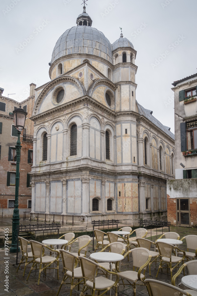 Venise, Italy - 03 12 2018: Vue extérieure de la façade de l'Eglise Santa Maria dei Miracoli, depuis la place avec tables et chaises