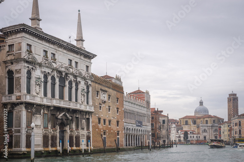 Venise, Italy - 03 12 2018: Le Grand Canal de Venise, avec bateaux, belles façades colorées, tour et dôme d'église © Franck Legros