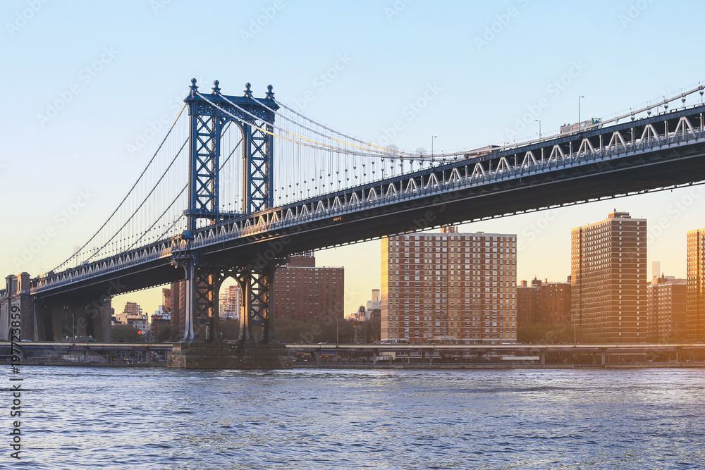 Fototapeta premium Most na Manhattanie o zachodzie słońca, Nowy Jork