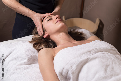 giovane donna riceve massaggio al viso