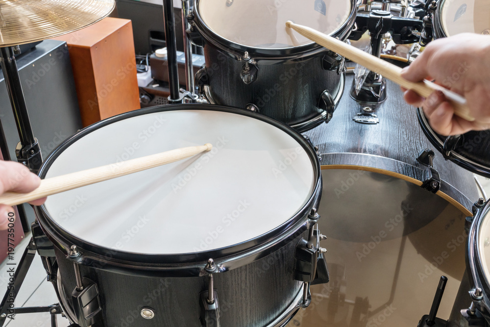 Obraz premium Two hands beat into a drum