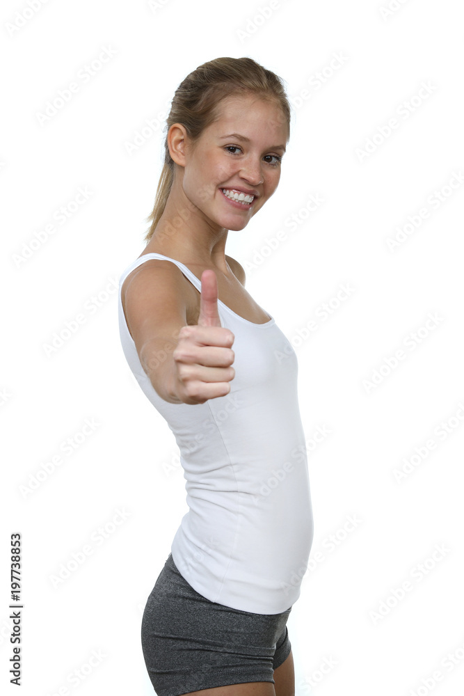 Hübsche blonde Frau in Sportkleidung lacht und Daumen hoch