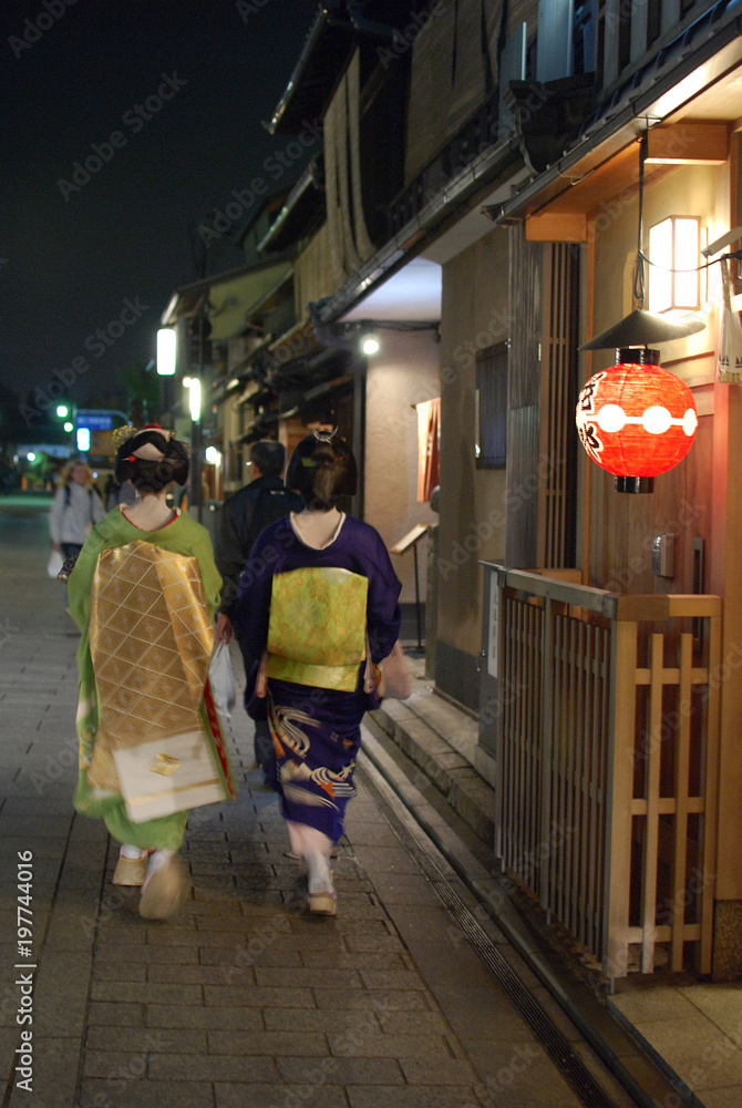 Obraz premium MAIKO ladies in GION.KYOTO / 夜の花見小路を歩く舞妓さん @京都 祇園