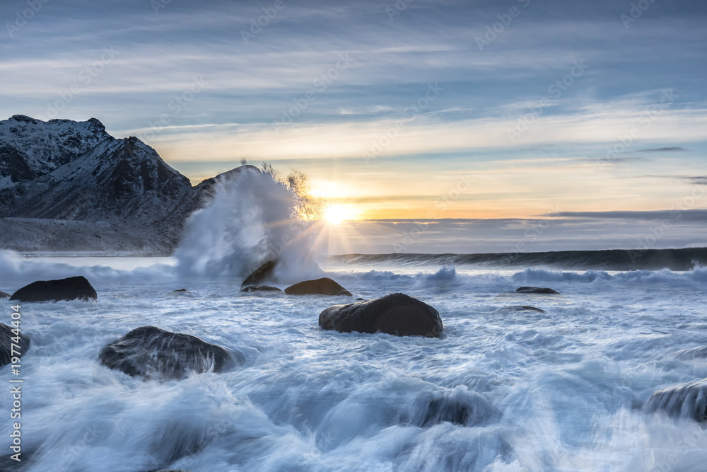 Obraz premium Unstad beach auf den Lofoten zum Sonnenuntergang