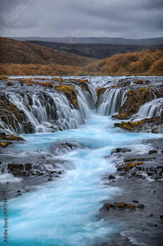 Traumhaft schöner Bruarfoss mit türkis blauen Wasser_001