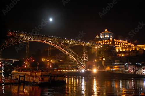 Fotografía Night view of the Eifel's Dom Luís I Bridge in Porto, Portugal