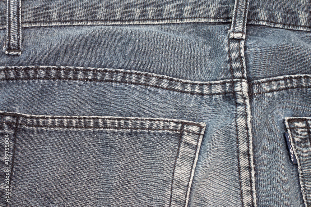 Jeans in the middle of the back, seen at the edge of the bag on the two sides. Jeans in the middle of the back, seen at the edge of the bag on the two sides.