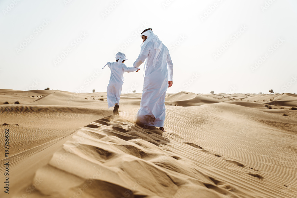 Obraz premium ojciec i syn spędzają czas na pustyni