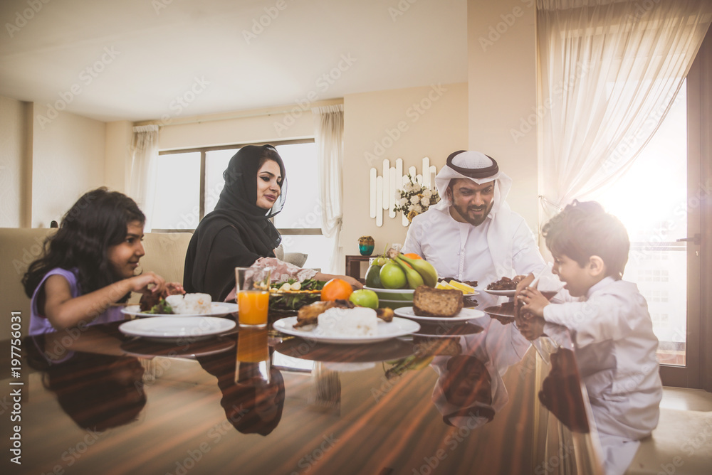 Fototapeta premium Arabskie szczęśliwe rodzinne chwile życia w domu