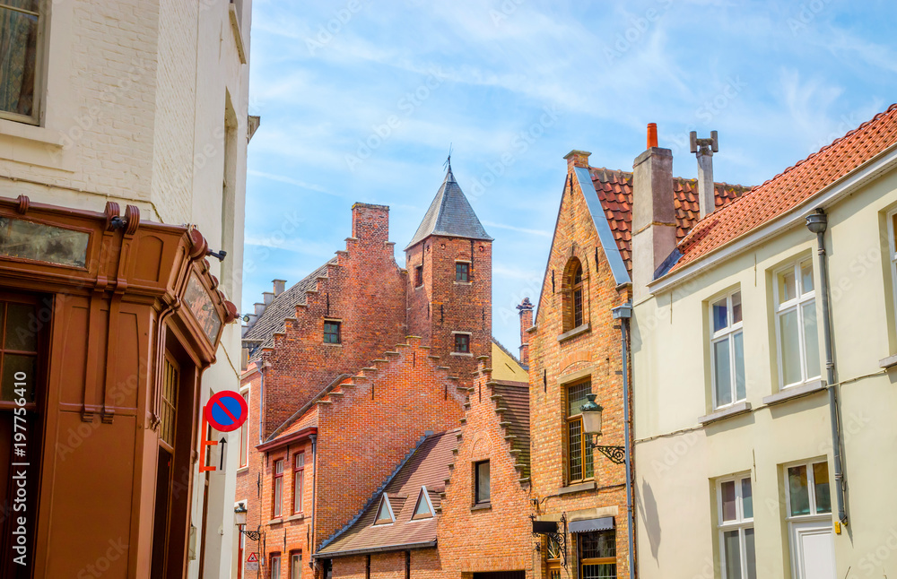 Obraz premium Beautiful narrow streets and traditional houses in the old town of Bruges (Brugge), Belgium