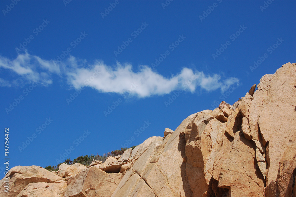 pietra e cielo con nuvole