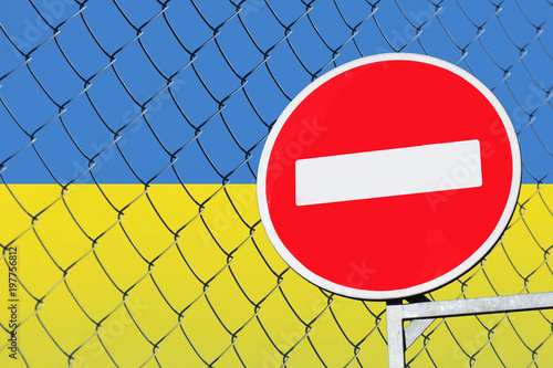 Флаг Украина за металлическим забором и знаком вход запрещен 