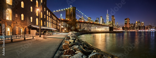 Stampa su tela Brooklyn Bridge Park waterfront in evening with view of skyscrapers of Lower Manhattan and the Brooklyn Bridge