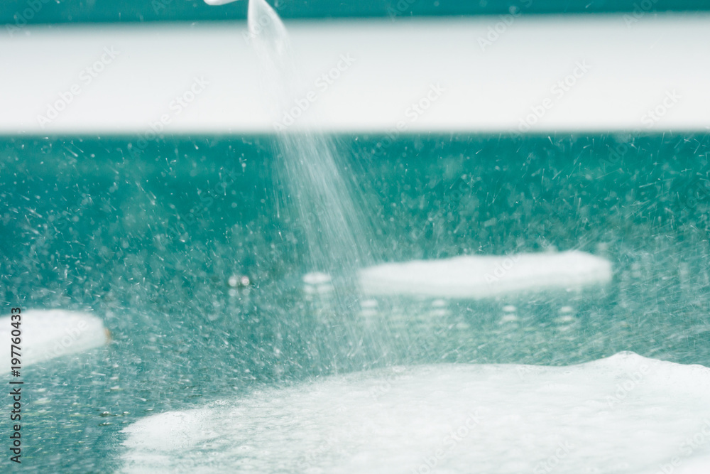 Naklejka premium Reinigung Sprühflasche Flüssigkeit sprühen