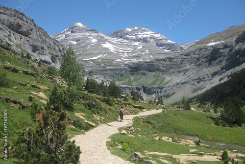 Valle de Ordesa, Pireneje, Hiszpania - wędrówka drogą w dolinie z widokiem na Monte Perdido (trzeci co do wysokości szczyt w Pirenejach) © Iwona