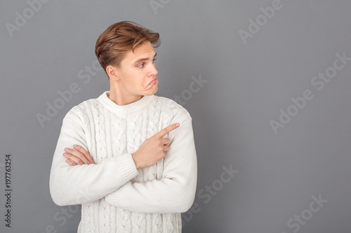 Valokuva Young man wearing sweater studio isolated on grey worthwhile