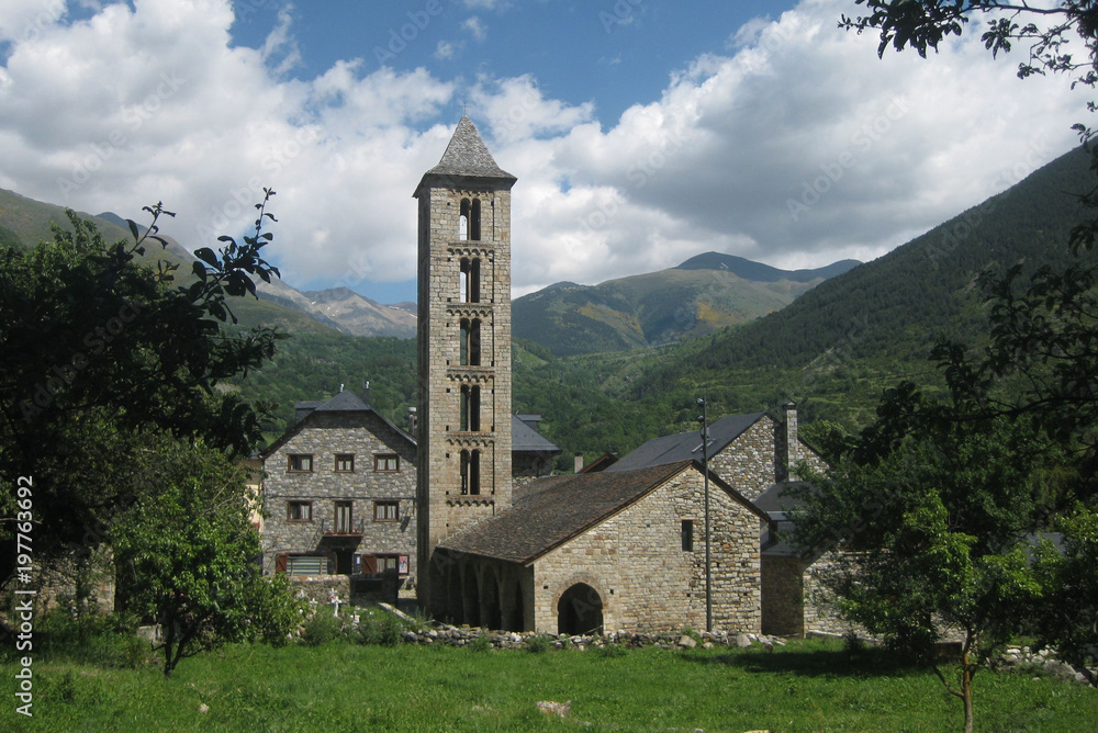 Naklejka premium Pireneje, Hiszpania - romański kamienny kościół w dolinie Vall de Boí