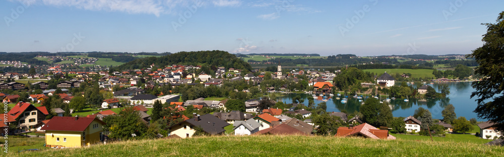Ansicht von Mattsee mit Boote, See, Kirche und Schloss als Panorama