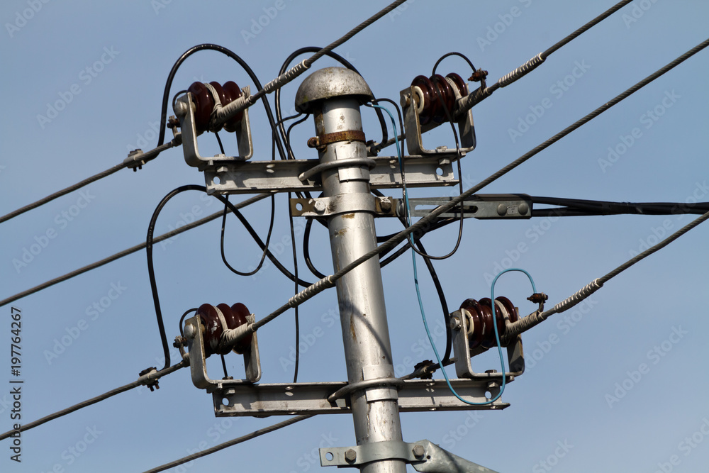 konservative Elektrizität ein Leitungenhalter als Nahaufnahme konservative Elektrizität ein Leitungenhalter als Nahaufnahme