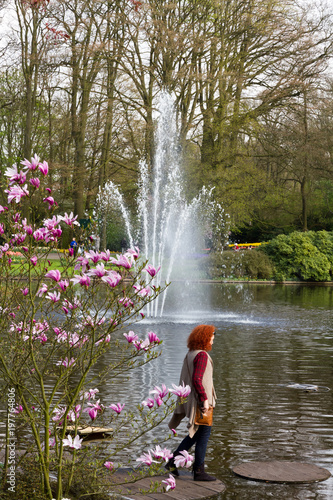 Teich mit Springbrunnen im Keukenhof in Holland als Nahaufnahme mit sch  nen Bokeh