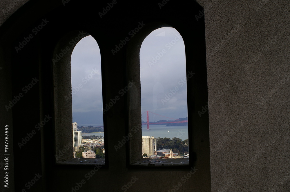 窓から眺めるゴールデンゲートブリッジ