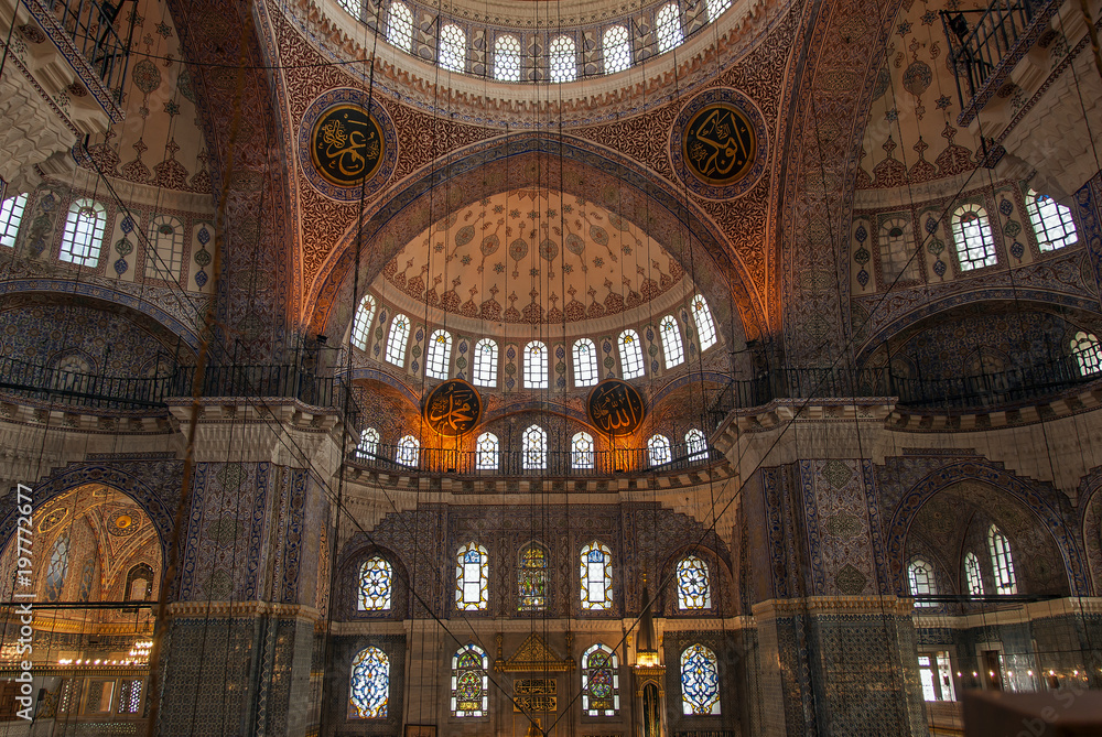 Obraz premium Istanbul, Turkey, 25 April 2006: Domes of Yeni Mosque.