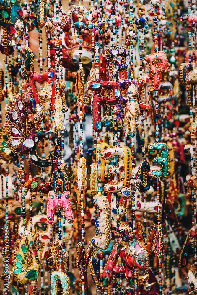 Fototapeta premium Wielobarwne ozdobne bibeloty wiszące na targu hipisowskim. Wielobarwny tło.