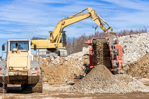 Crawler Mobile Crusher and excavator Crushing concrete.