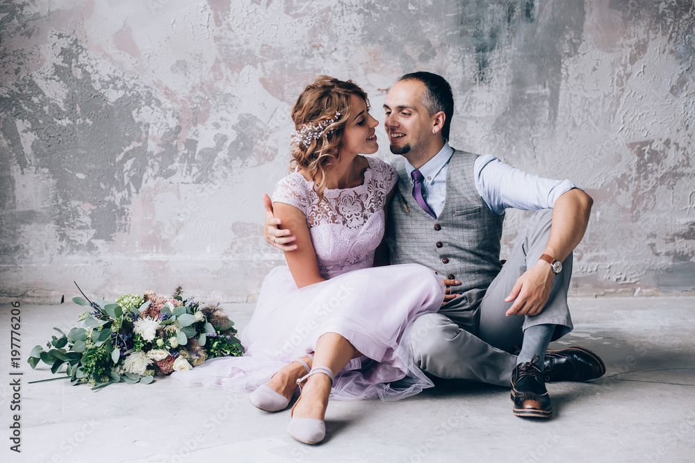 Obraz premium Photo session of the newlyweds in the studio.