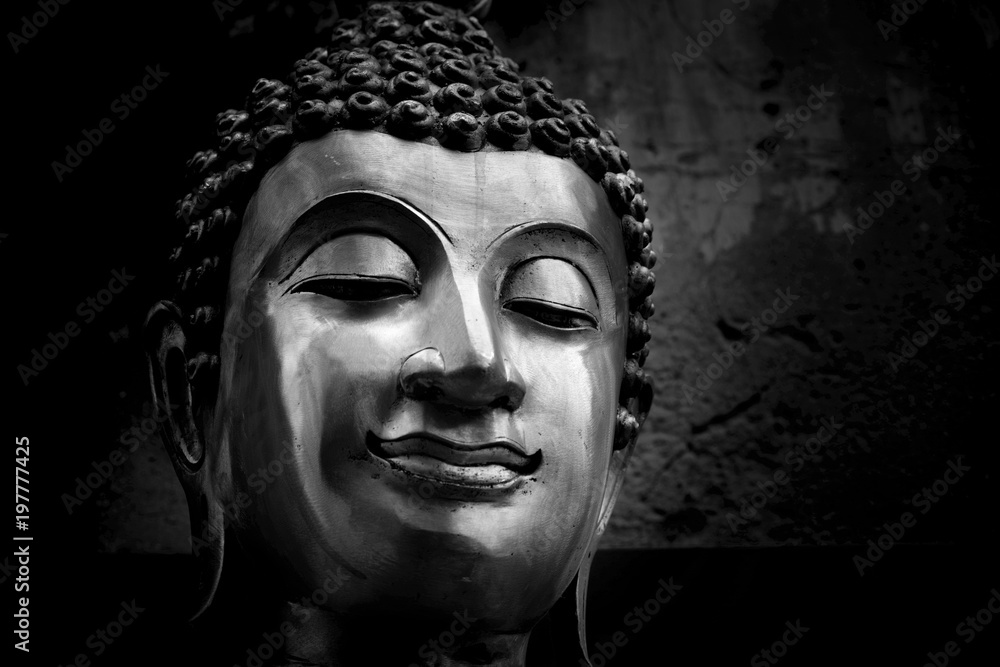 Une portrait noir et blanc du bouddha 