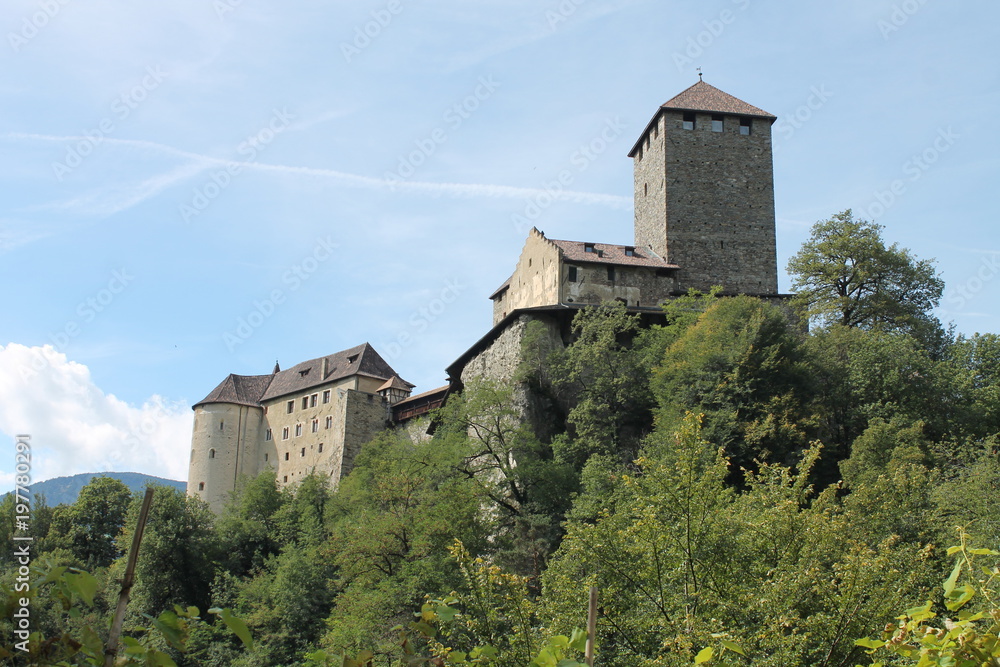 Schloss Tirol vor blau