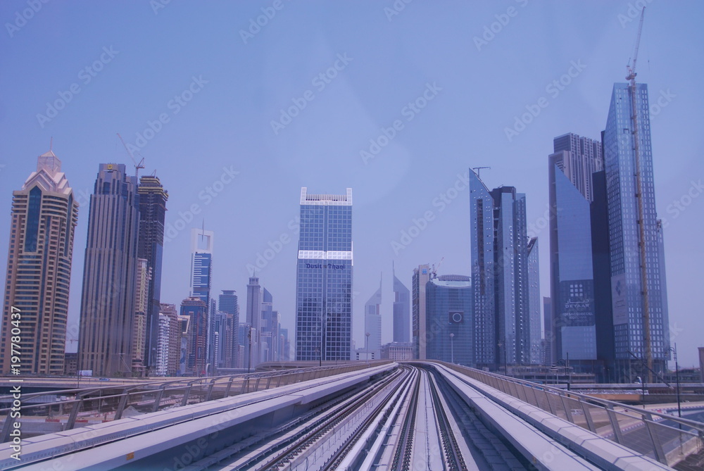 Dubai Metrostrecke durch Skyline