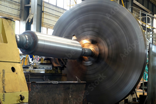 Very large lathe. Processing of the shaft by cutting.
