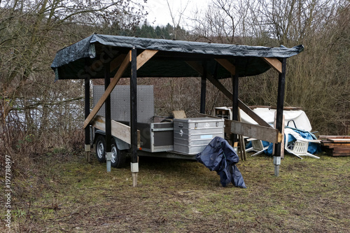 Selbstgebauter Schuppen für Autoanhänger und Gartengeräte photo