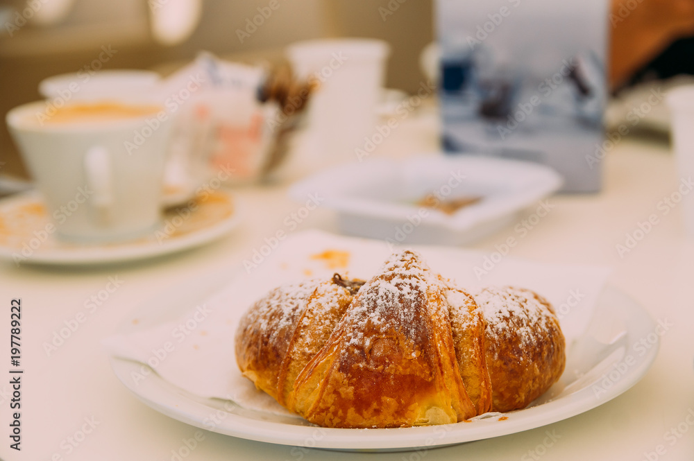 croissant na śniadanie croissant na śniadanie