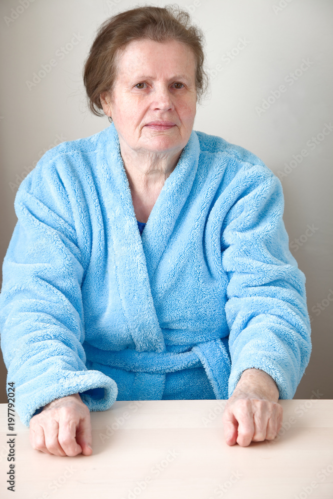 Lächelnde Seniorin im Bademantel Lächelnde Seniorin im Bademantel