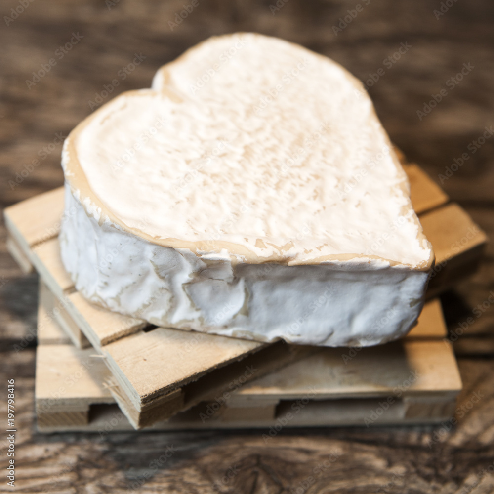 fromage au lait cru en forme de cœur 