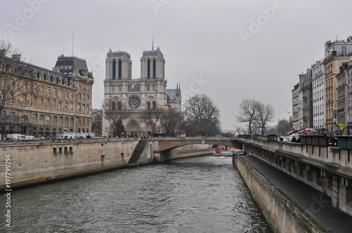 Imagem do rio Sena em Paris, cidade capital da França photo