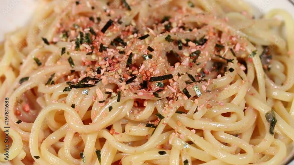 たらこスパゲティにふりかけをかける たらこスパゲティにふりかけをかける