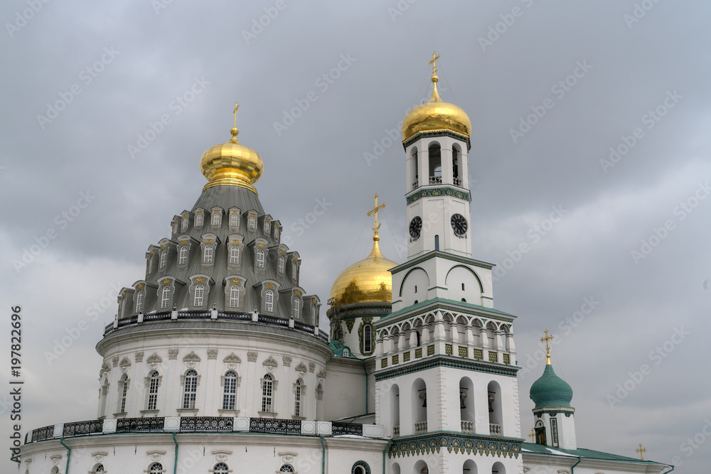 Воскресенский собор Новоиерусалимского монастыря в Истре с колокольней.