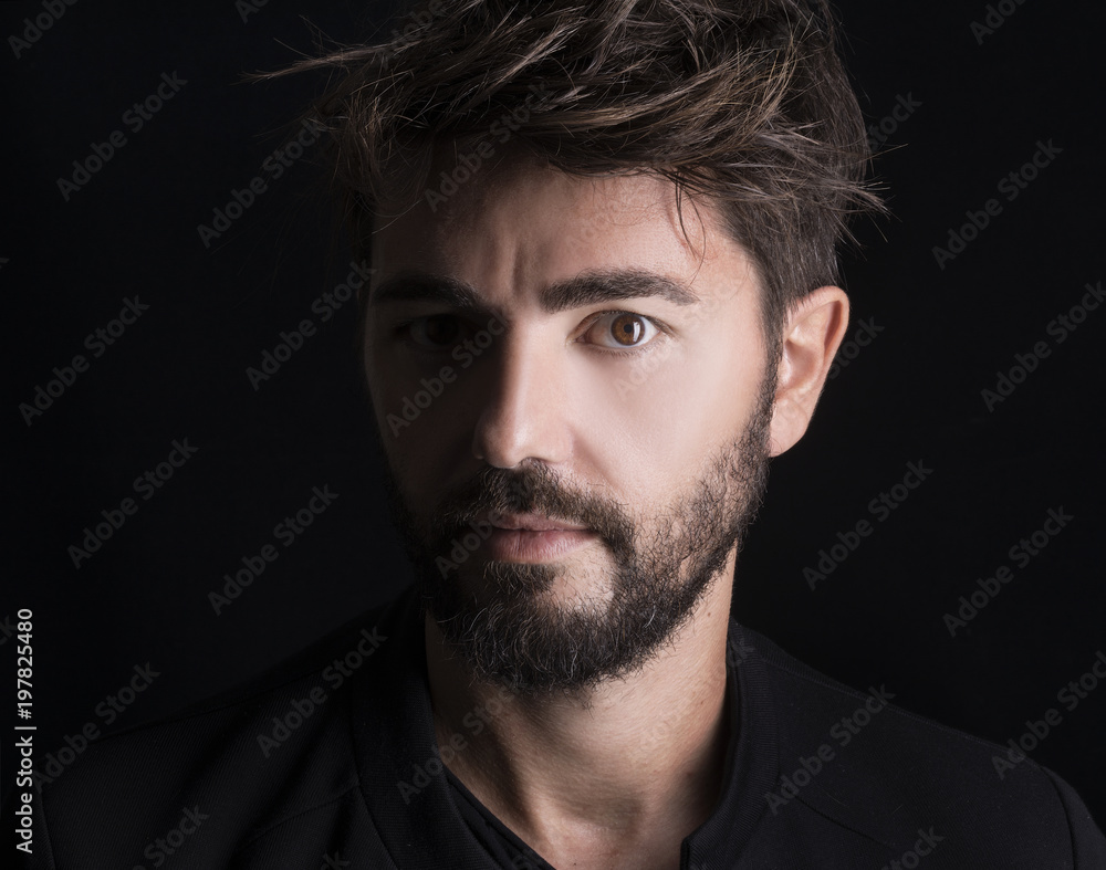 Modello con barba e baffi su sfondo nero Modello con barba e baffi su sfondo nero