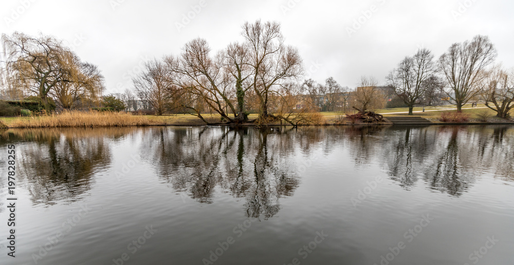 Havelufer in Potsdam an einem nebligen Morgen im Frühjahr Havelufer in Potsdam an einem nebligen Morgen im Frühjahr