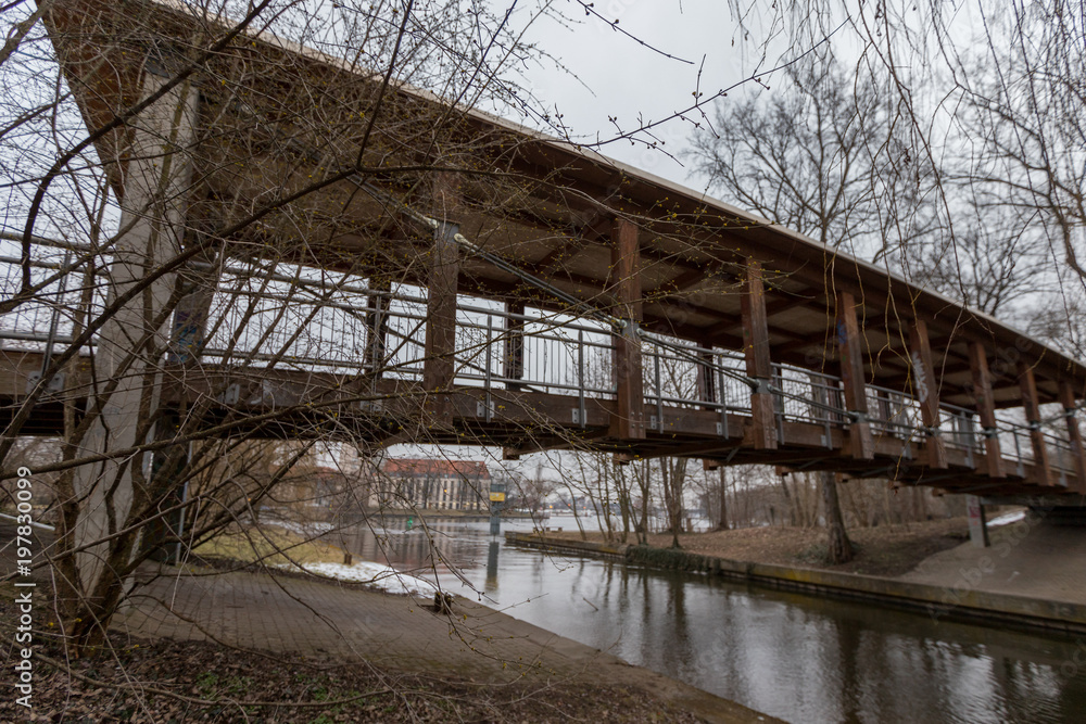 Kleine Brücke über die Havel in Potsdam an einem bedeckten Frühlingsmorgen Kleine Brücke über die Havel in Potsdam an einem bedeckten Frühlingsmorgen