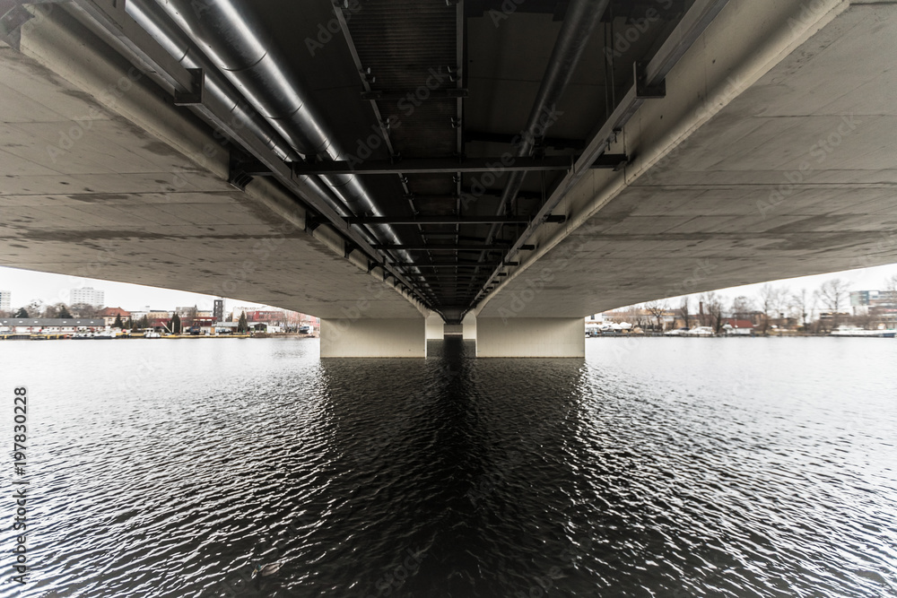 Brücke über die Havel in Potsdam an einem bedeckten Frühlingsmorgen Brücke über die Havel in Potsdam an einem bedeckten Frühlingsmorgen