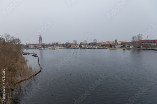 Die Havel in Potsdam an einem bedeckten Frühlingsmorgen
