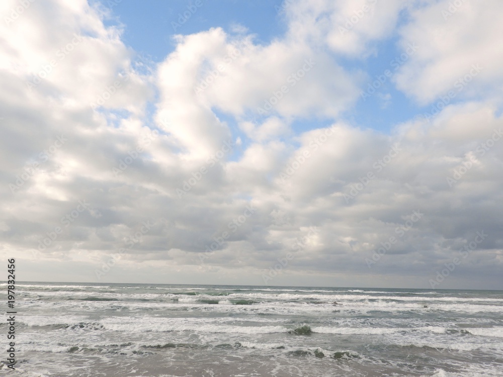 海　海と空　海と空と雲　雲　くも　水平線　海の風景　青空に曇　海に曇　能登　冬の海