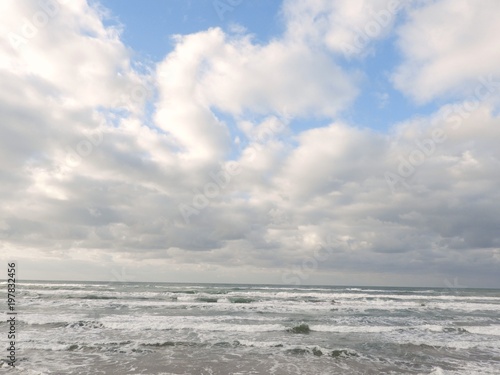 海 海と空 海と空と雲 雲 くも 水平線 海の風景 青空に曇 海に曇 能登 冬の海