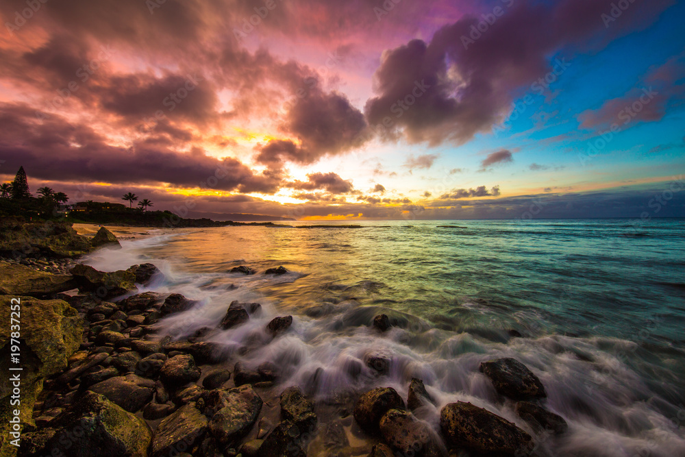 Naklejka premium Amazing Sky over Hawaii's North Shore of Oahu