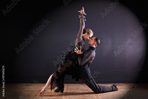 Fototapeta tancerze w sali balowej na białym tle na czarnym tle