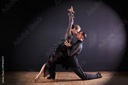 Obraz tancerze w sali balowej na białym tle na czarnym tle